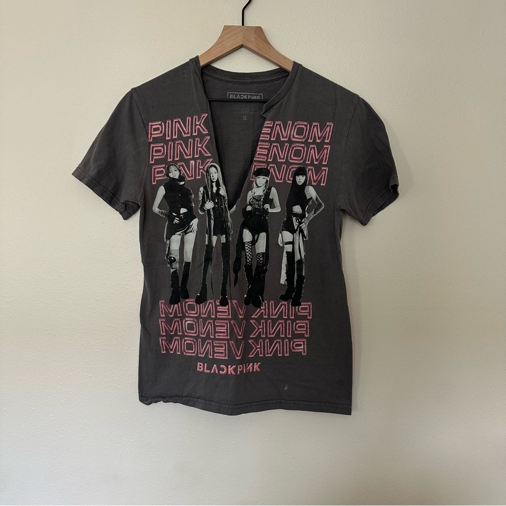 BLACKPINK KPop Small Pink Venom Group Portrait Distressed Deep V- Neck‎ T-Shirt